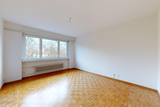pièce vide avec parquet floor, cloison sèche, drywall, radiateur, et plinthes murales