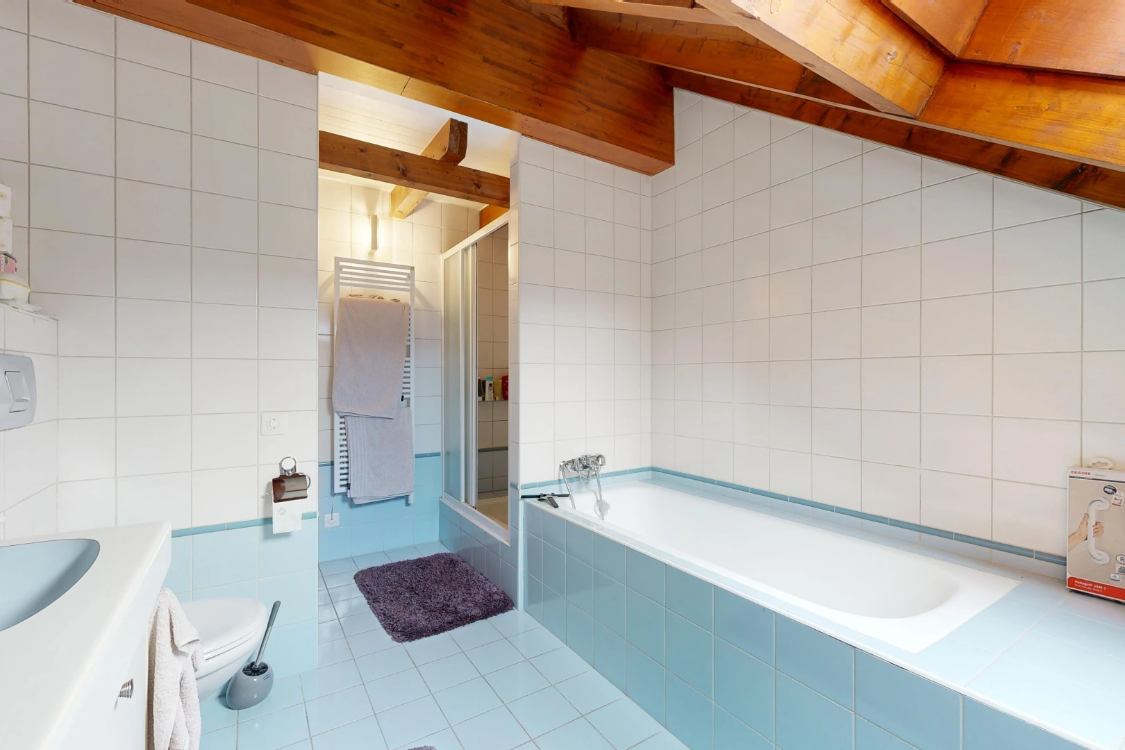 bad mit fliesenwand, tile wall, dusche, handtuchwärmer, und bad