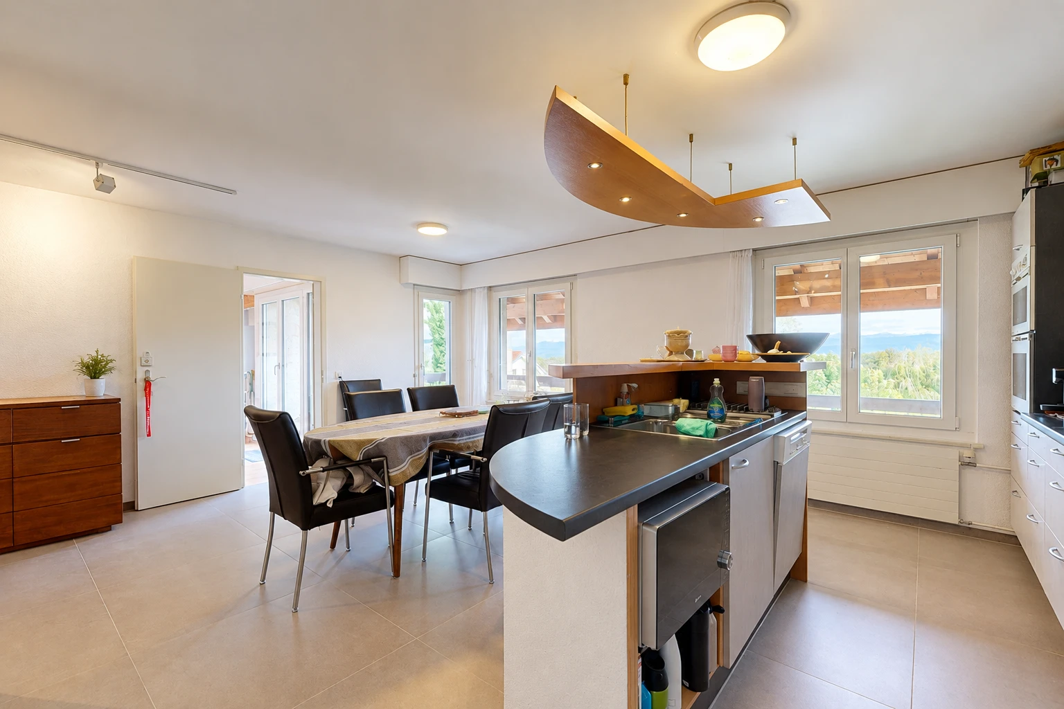 küche mit light floor, arbeitsplatten, dark countertops, two heights countertops, und gipskartonwand