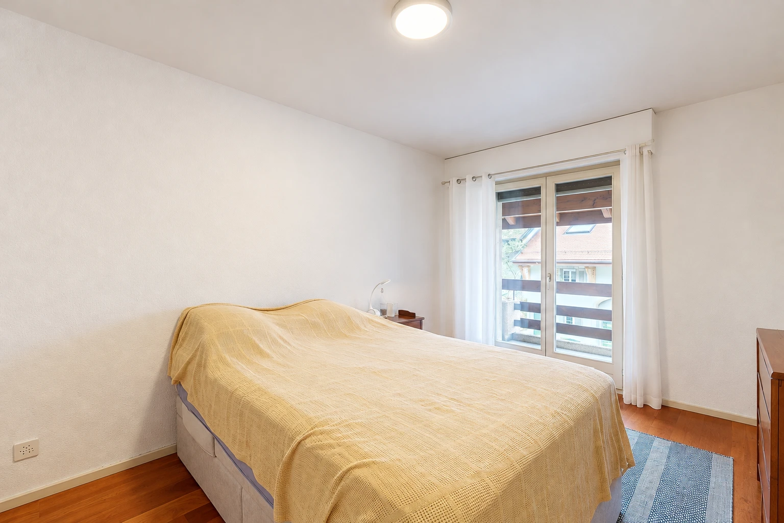 zimmer / schlafzimmer mit holzfußboden, wood finish floor, gipskartonwand, drywall, und sockelleisten