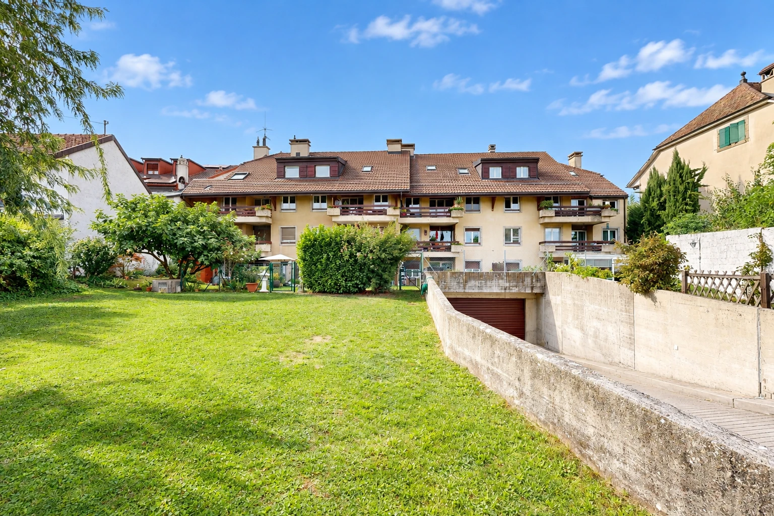 garten mit day time, apartment complex view, und rasen