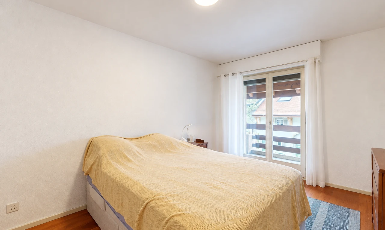 zimmer / schlafzimmer mit holzfußboden, wood finish floor, gipskartonwand, drywall, und sockelleisten