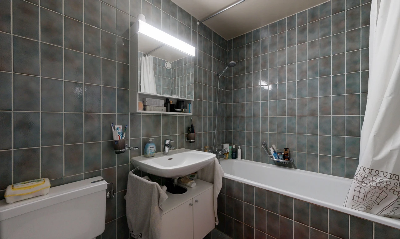 bad mit fliesenwand, tile wall, komplettes badezimmer, kombiniertes bad / dusche, und waschbecken