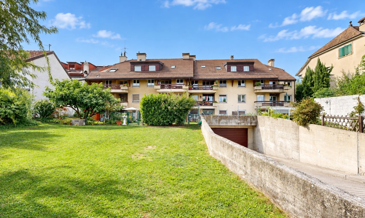 garten mit day time, apartment complex view, und rasen