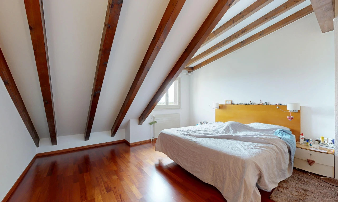 zimmer / schlafzimmer mit dachschräge, vaulted ceiling, balkendecke, beamed ceiling, und inside property