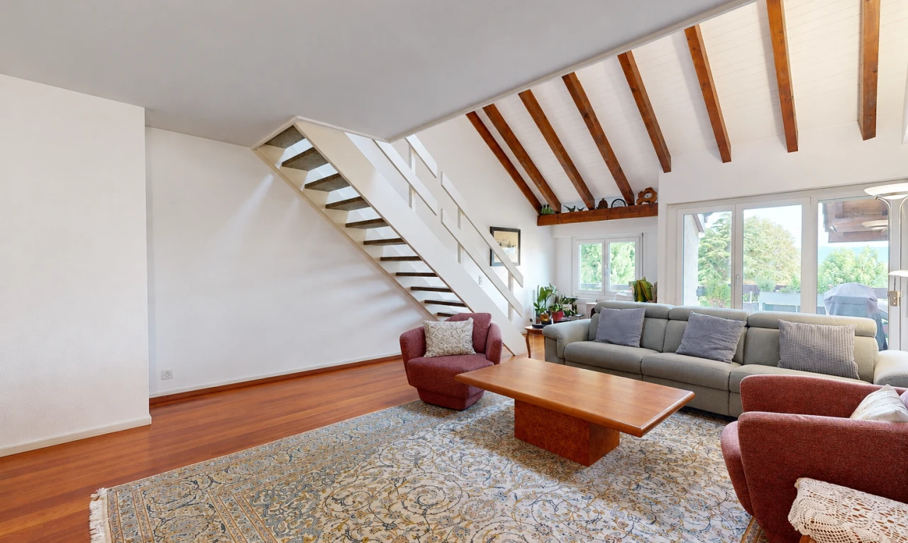 wohnzimmer mit treppen, inside property, gipskartonwand, drywall, und holzfußboden