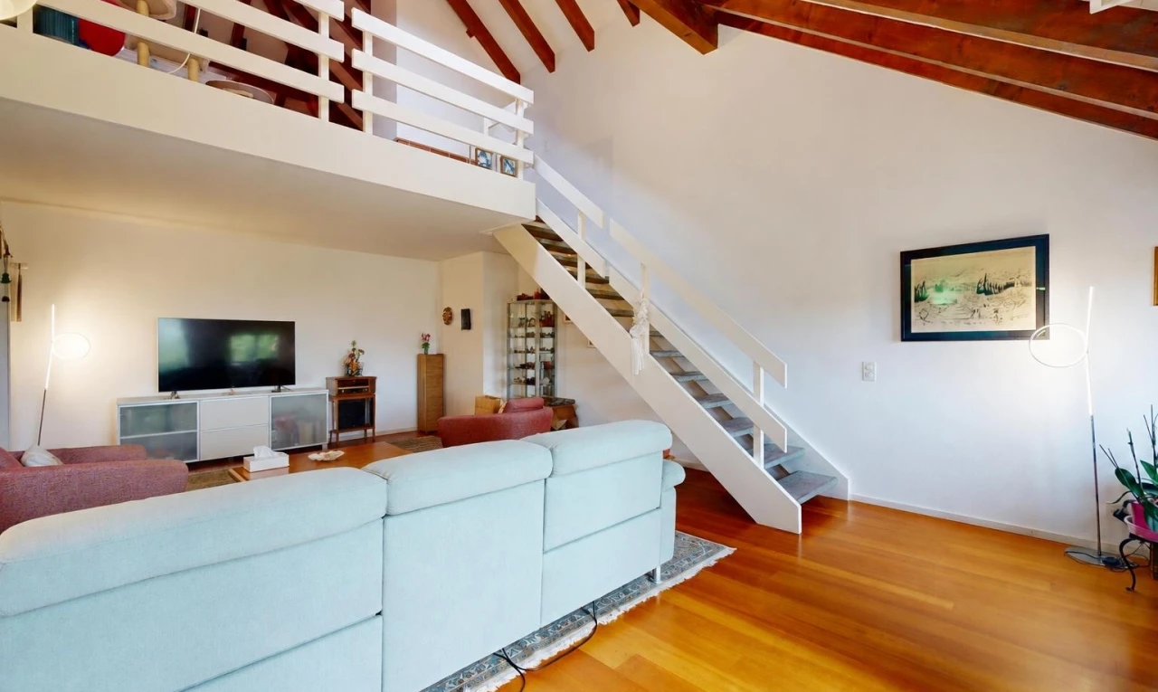 wohnzimmer mit treppen, hohe decke, high ceiling, balkendecke, und beamed ceiling