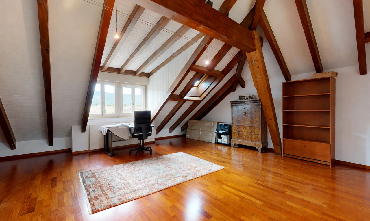leerer raum mit dachschräge, vaulted ceiling, balkendecke, beamed ceiling, und holzfußboden