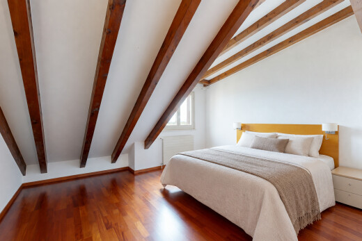 zimmer / schlafzimmer mit dachschräge, vaulted ceiling, balkendecke, beamed ceiling, und high end ceiling