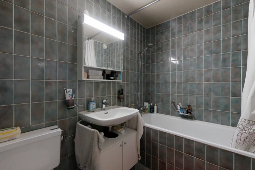 bad mit fliesenwand, tile wall, komplettes badezimmer, kombiniertes bad / dusche, und waschbecken