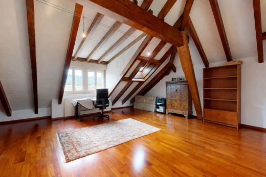 leerer raum mit dachschräge, vaulted ceiling, balkendecke, beamed ceiling, und holzfußboden