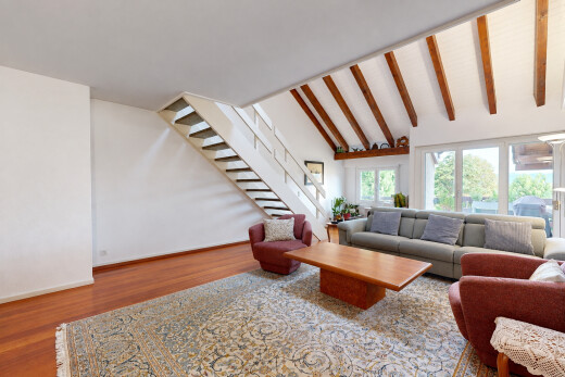 wohnzimmer mit treppen, inside property, gipskartonwand, drywall, und holzfußboden