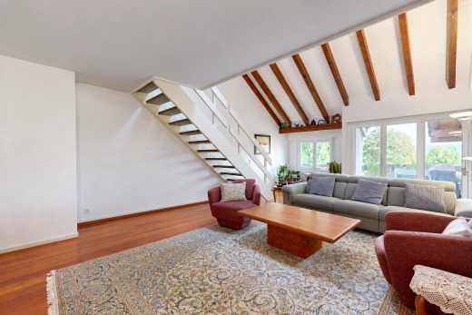 wohnzimmer mit treppen, inside property, gipskartonwand, drywall, und holzfußboden