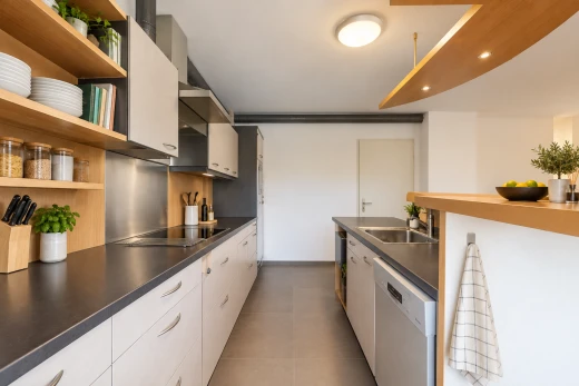 küche mit arbeitsplatten, dark countertops, geschirrspülmaschine, einbauleuchten, und gipskartonwand