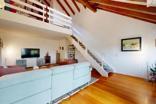 wohnzimmer mit treppen, hohe decke, high ceiling, balkendecke, und beamed ceiling