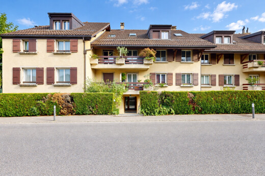 außenansicht mit day time, blick auf wohnanlage, und apartment complex view