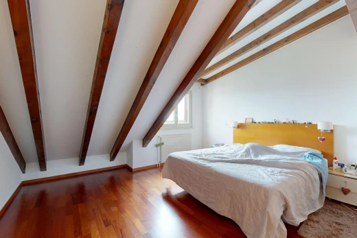 zimmer / schlafzimmer mit dachschräge, vaulted ceiling, balkendecke, beamed ceiling, und inside property