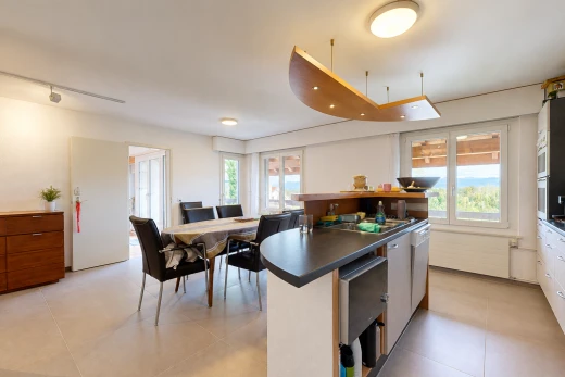 küche mit light floor, arbeitsplatten, dark countertops, two heights countertops, und gipskartonwand