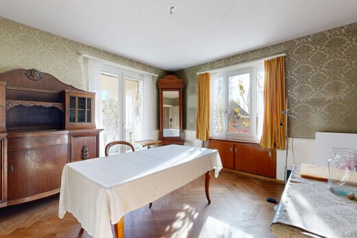 esszimmer mit wallpaper wall, tapetenwand, parquet floor, inside property, und natural light
