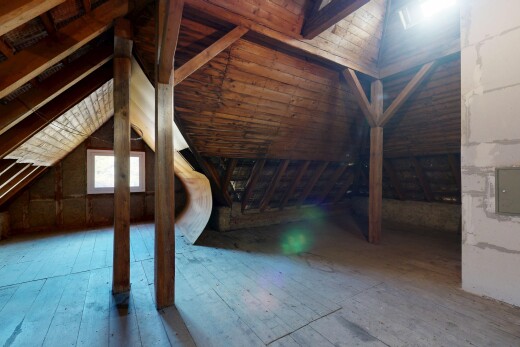 leerer raum mit dachschräge, vaulted ceiling, niedrige decke, low ceiling, und inside property