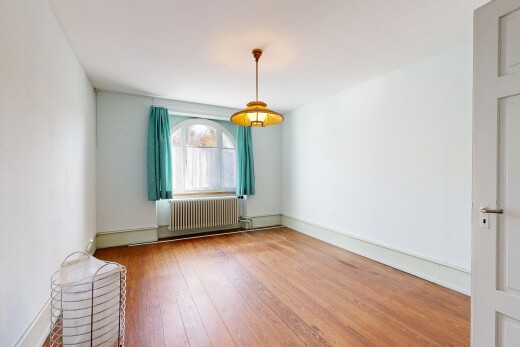 leerer raum mit natural light, natürliches licht, inside property, wood finish floor, und holzfußboden