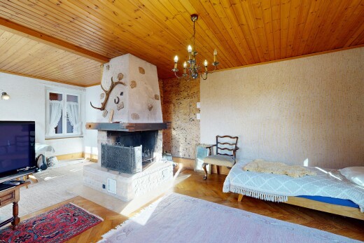 wohnzimmer mit fernseher, parquet floor, inside property, kamin, und bemerkenswerter kronleuchter