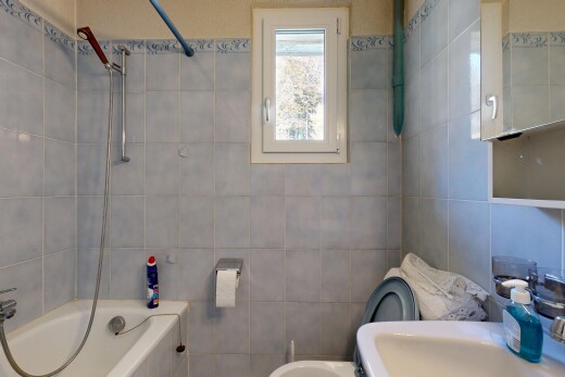 bad mit komplettes badezimmer, inside property, natural light, natürliches licht, und spiegel