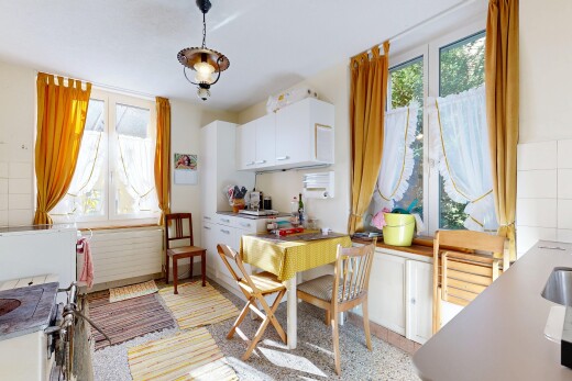 küche mit weiße schränke, natürliches licht, natural light, inside property, und gipskartonwand