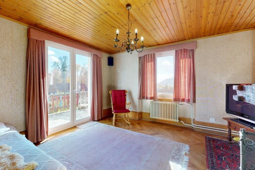 wohnzimmer mit bemerkenswerter kronleuchter, natural light, natürliches licht, fernseher, und wallpaper wall