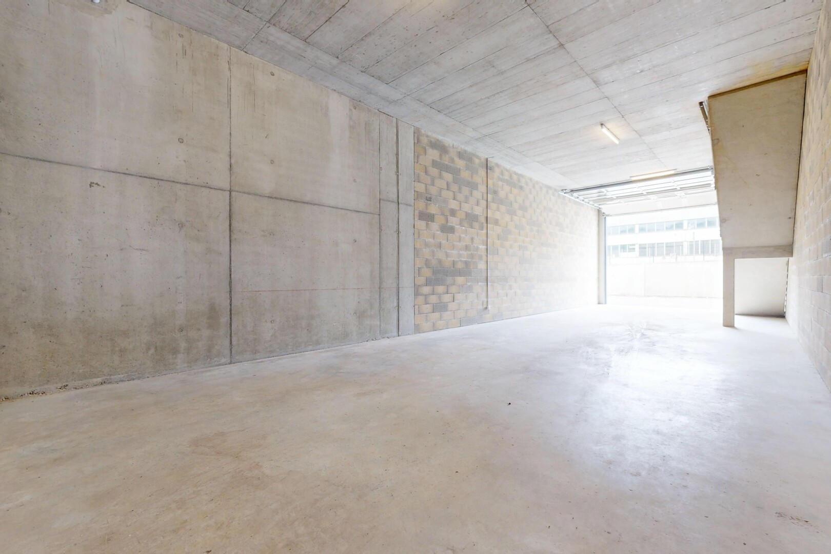 parking avec inside property