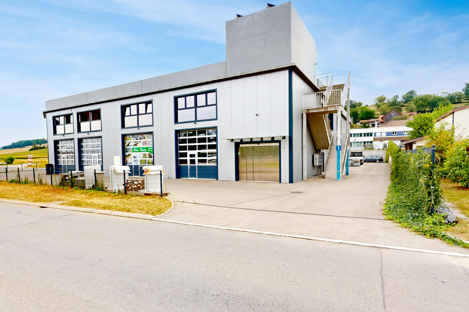 extérieur du bâtiment avec day time, garage, et allée