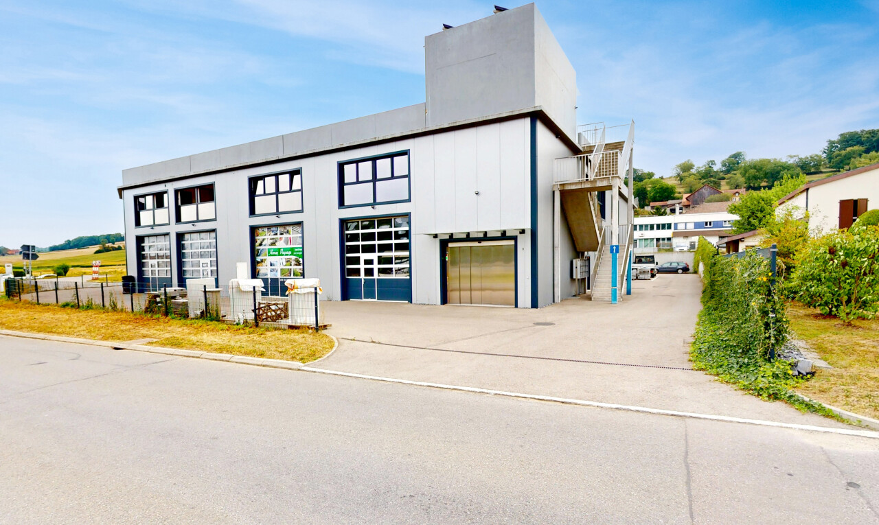 extérieur du bâtiment avec day time, garage, et allée