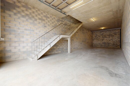 parking avec inside property et escaliers