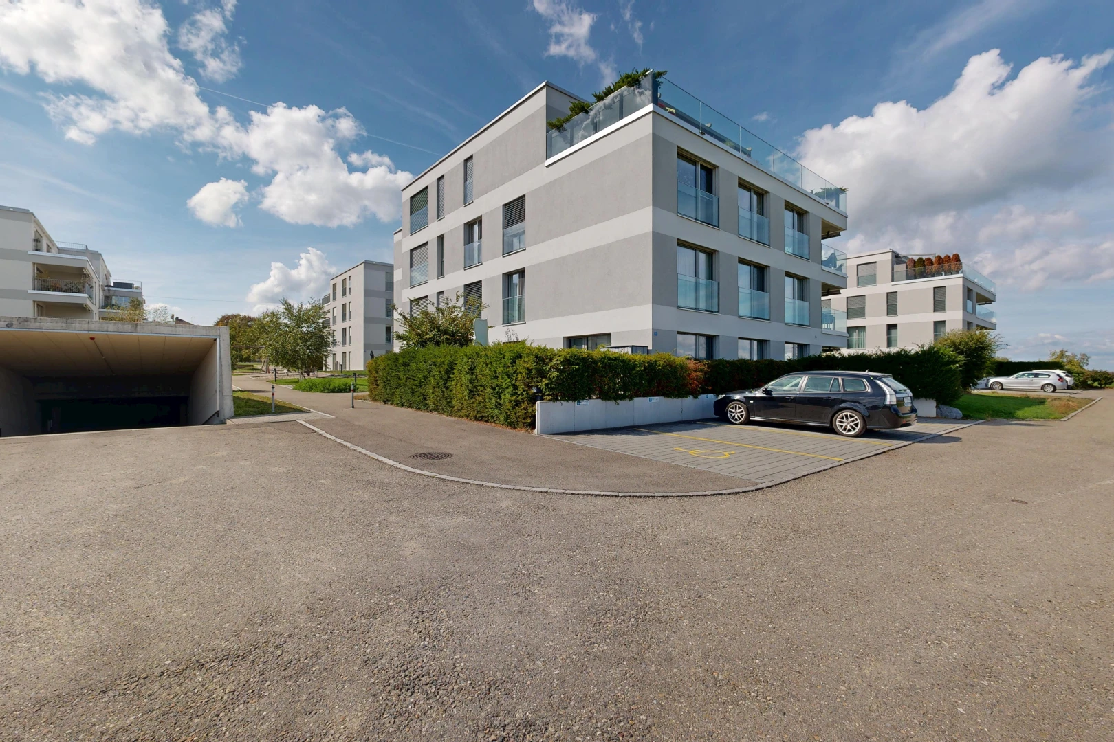 extérieur du bâtiment avec parking, apartment complex view, vue sur le complexe d'appartements, from community, et day time
