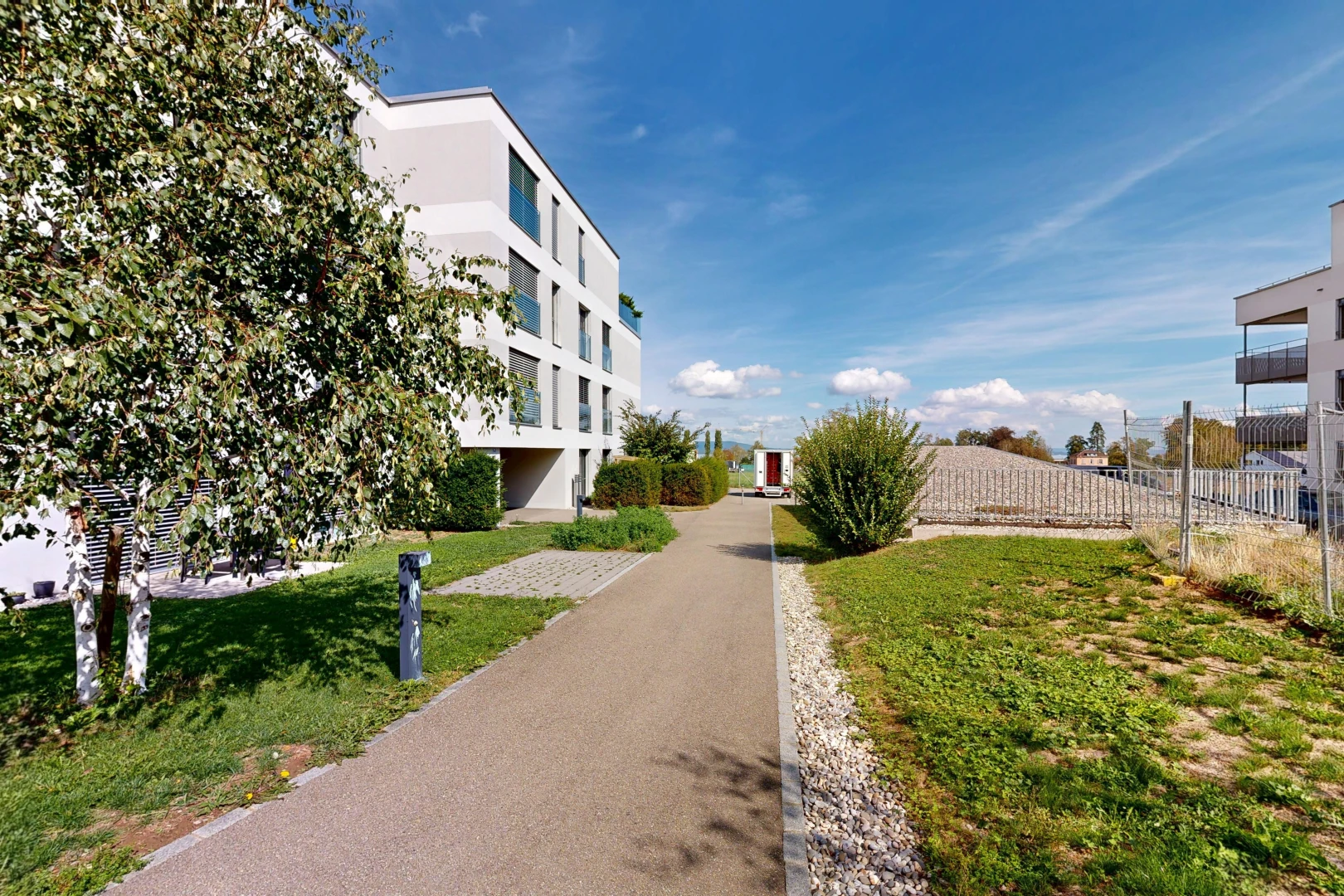 außenansicht mit day time und zaun