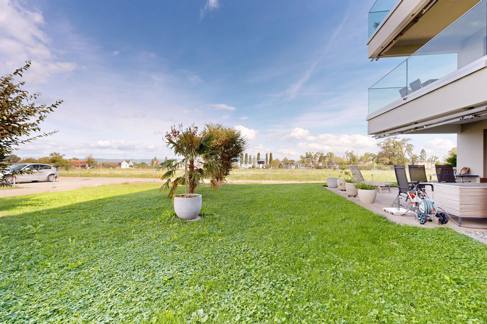 jardin avec balcon, pelouse, from property, day time, et view focus
