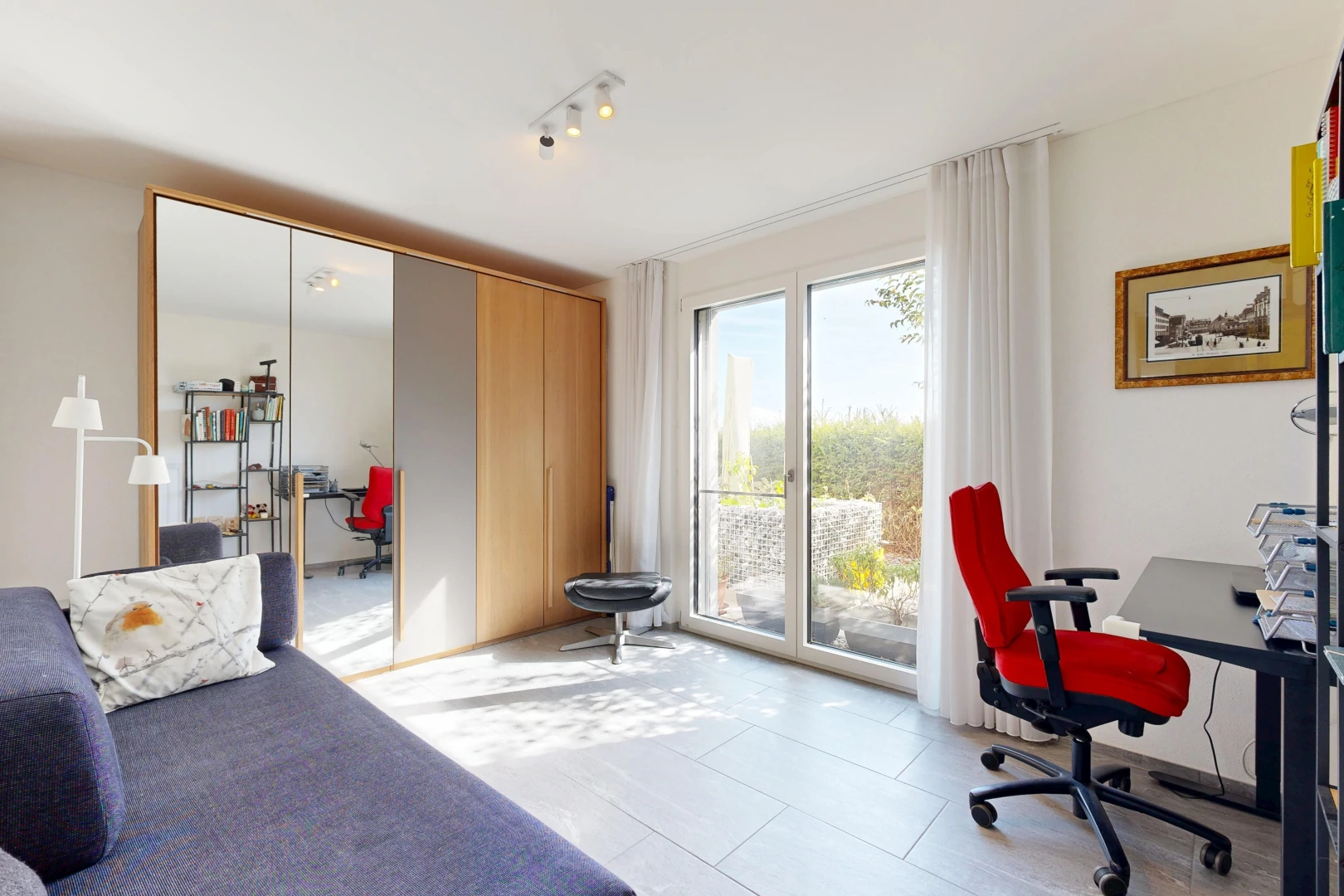 chambre avec éclairage sur rail, placard, accès à l'extérieur, drywall, et cloison sèche