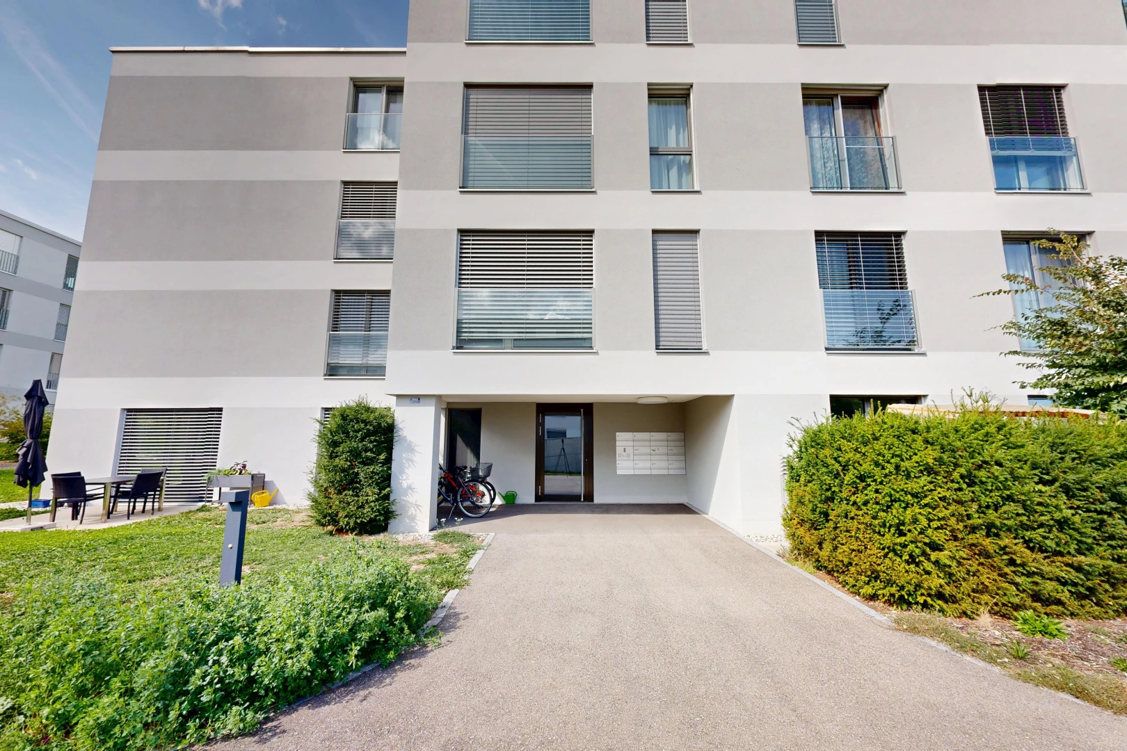 extérieur du bâtiment avec apartment complex view, vue sur le complexe d'appartements, day time, et from community