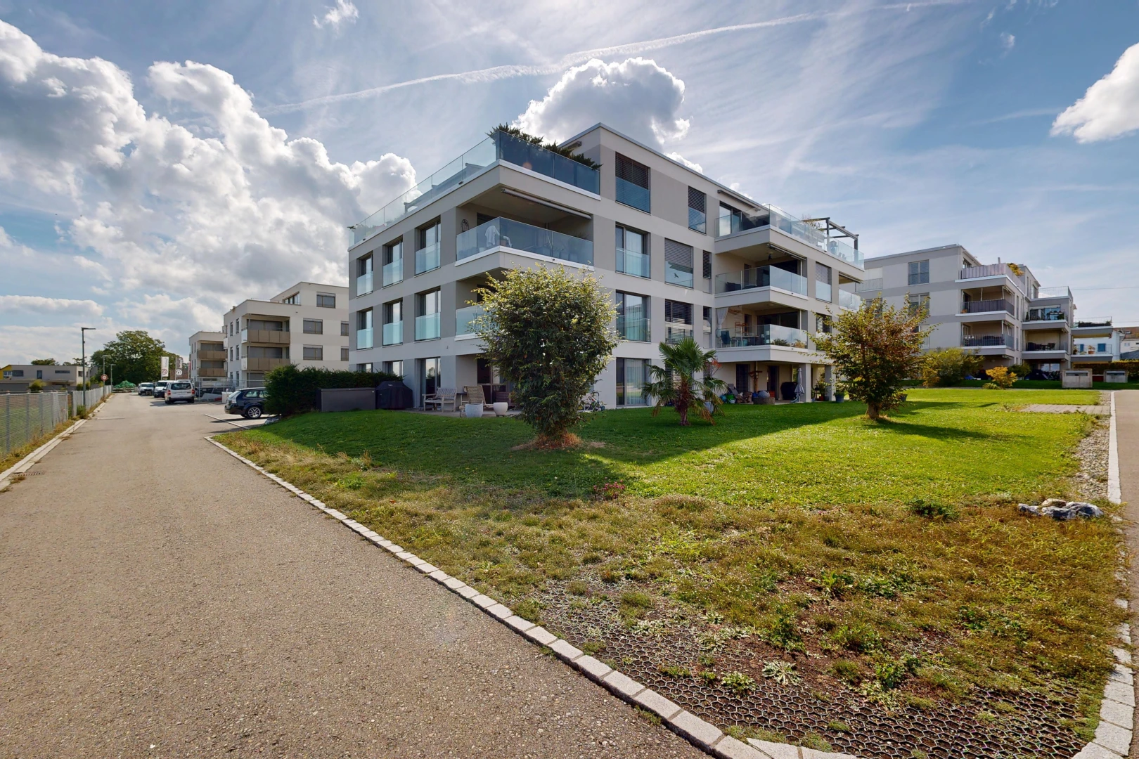 extérieur du bâtiment avec apartment complex view, vue sur le complexe d'appartements, from community, et day time