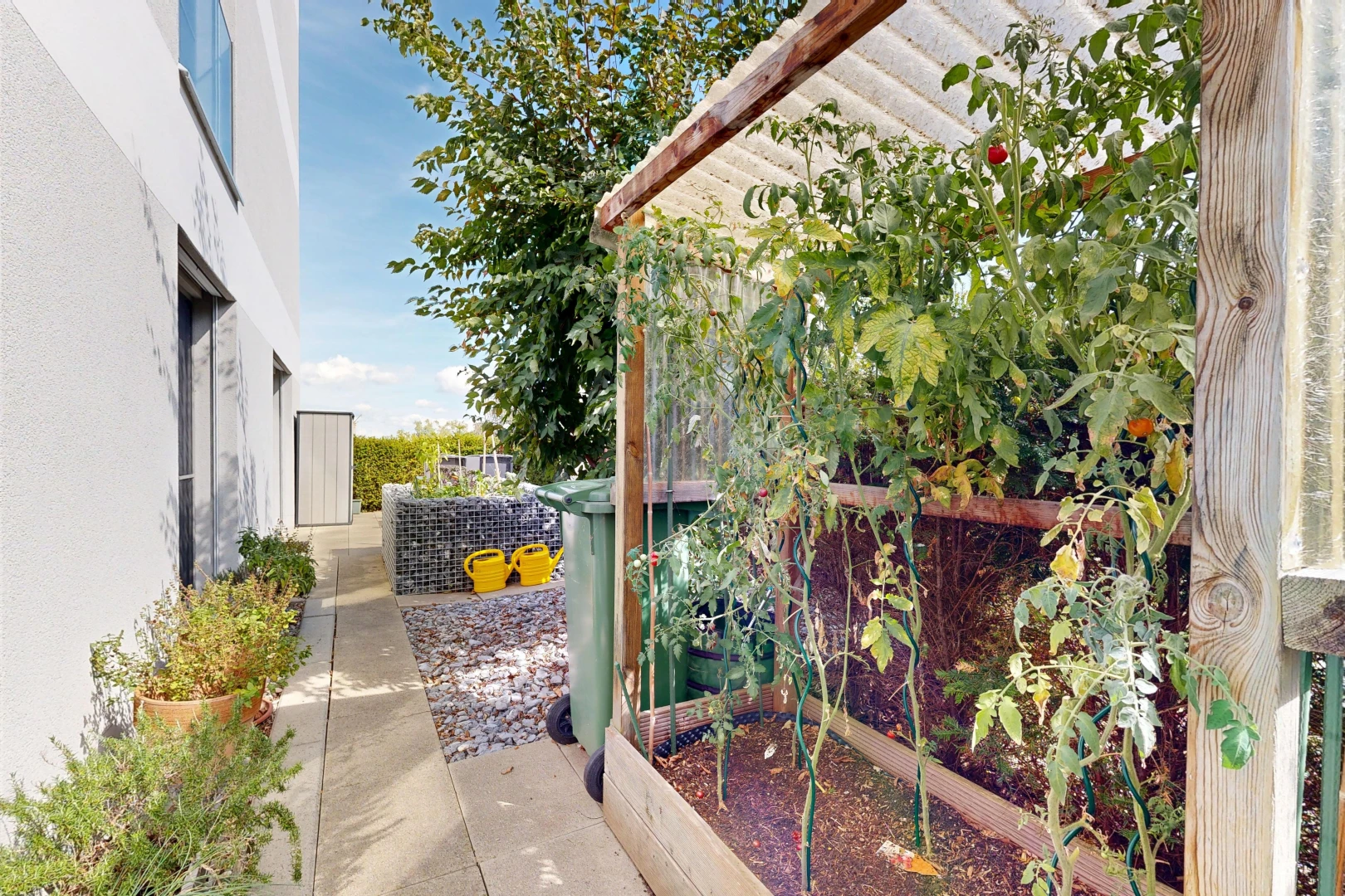 jardin avec from property et day time