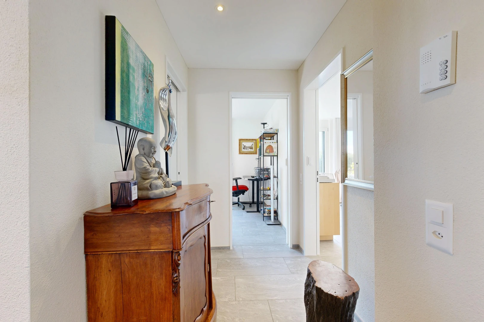 couloir avec light floor, éclairage encastré, et inside property