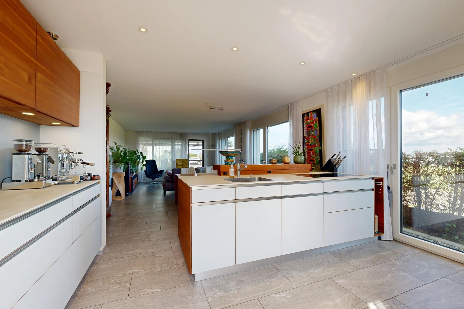 cuisine avec two tone kitchen, armoires blanches, white cabinets, plans de travail, et light countertops