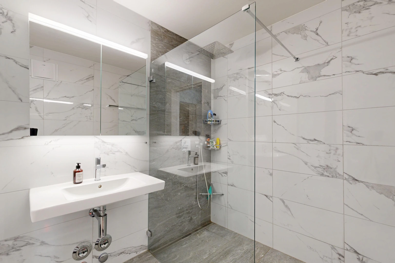 salle de bains avec miroir, douche, salle de bain complète, tile wall, et mur en carrelage
