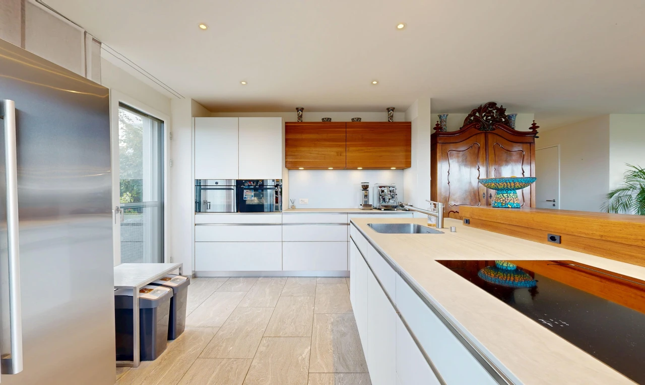 cuisine avec two tone kitchen, white cabinets, armoires blanches, light countertops, et plans de travail