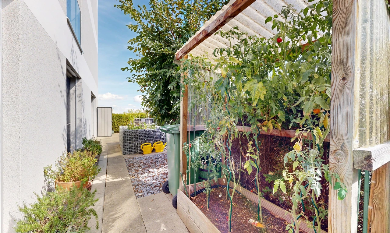 jardin avec from property et day time