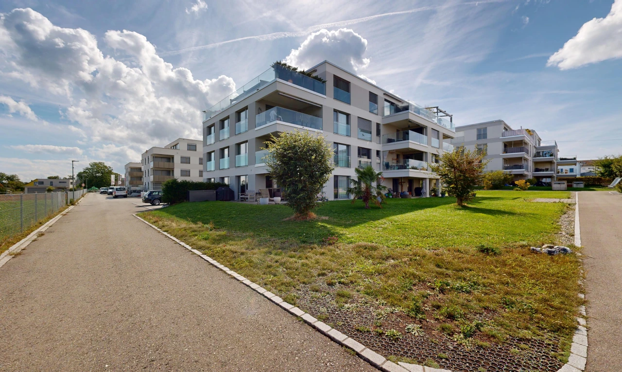 extérieur du bâtiment avec apartment complex view, vue sur le complexe d'appartements, from community, et day time