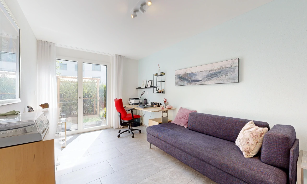 salon avec éclairage sur rail, accès à l'extérieur, drywall, cloison sèche, et inside property
