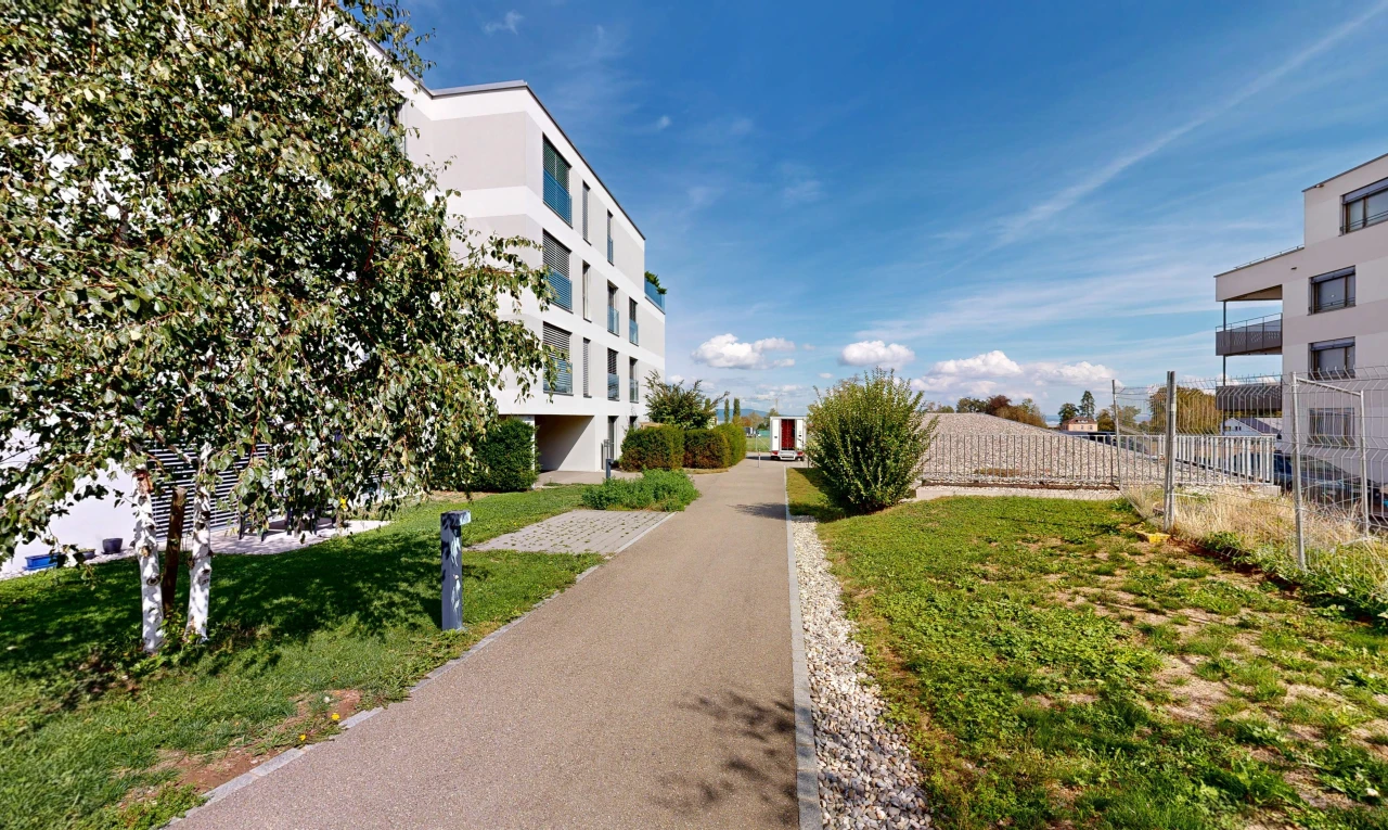 außenansicht mit day time und zaun