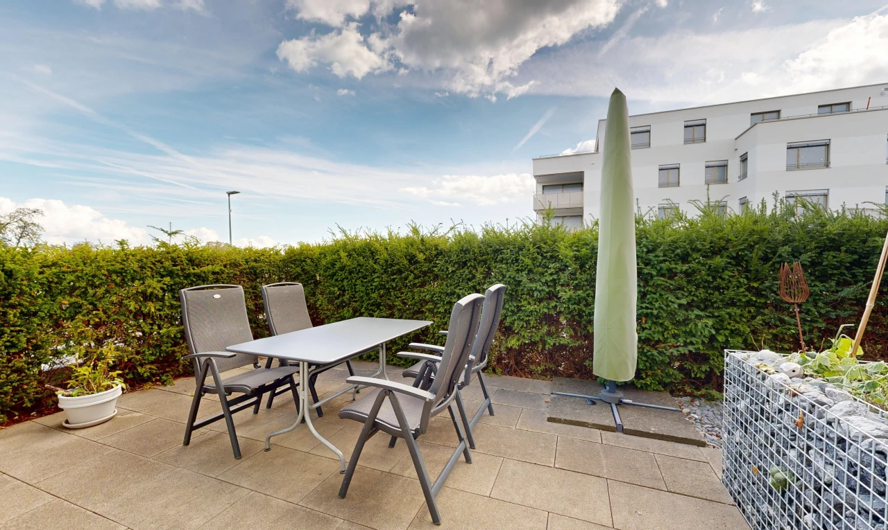 terrasse avec coin repas extérieur, terrasse, et day time