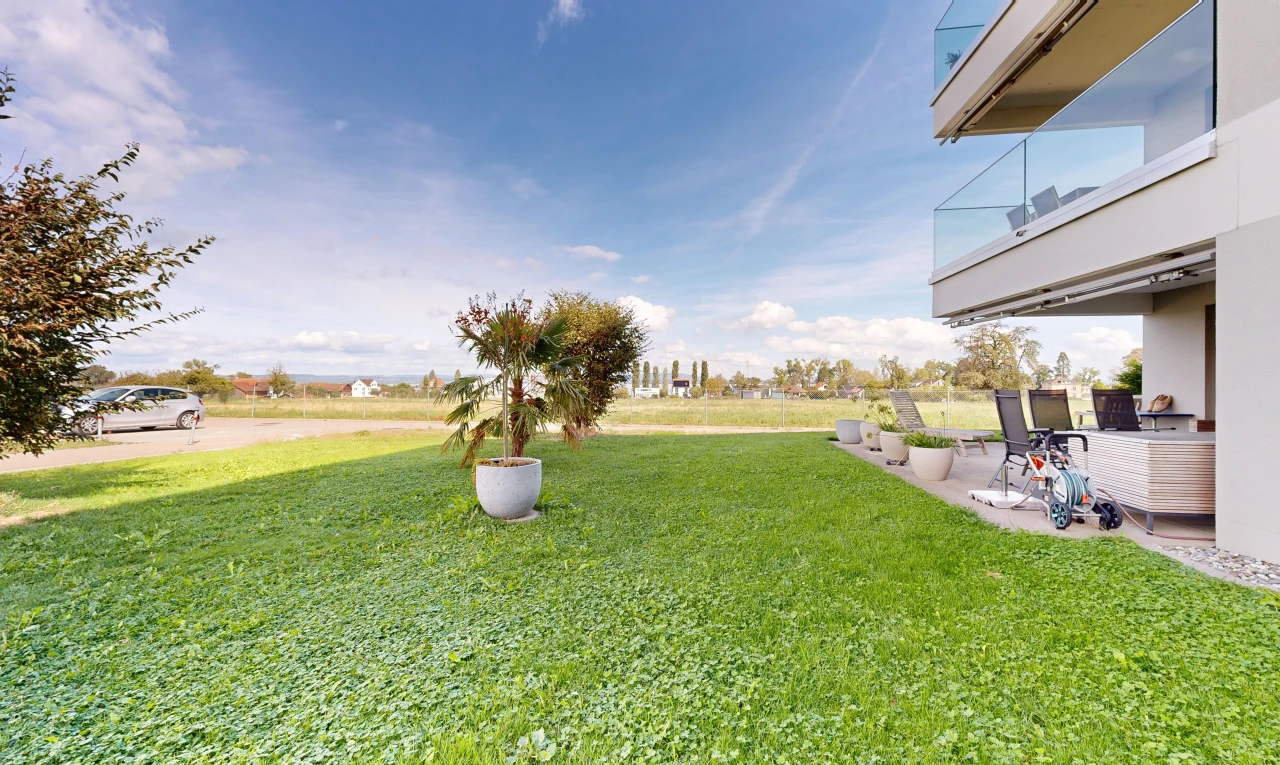 jardin avec balcon, pelouse, from property, day time, et view focus